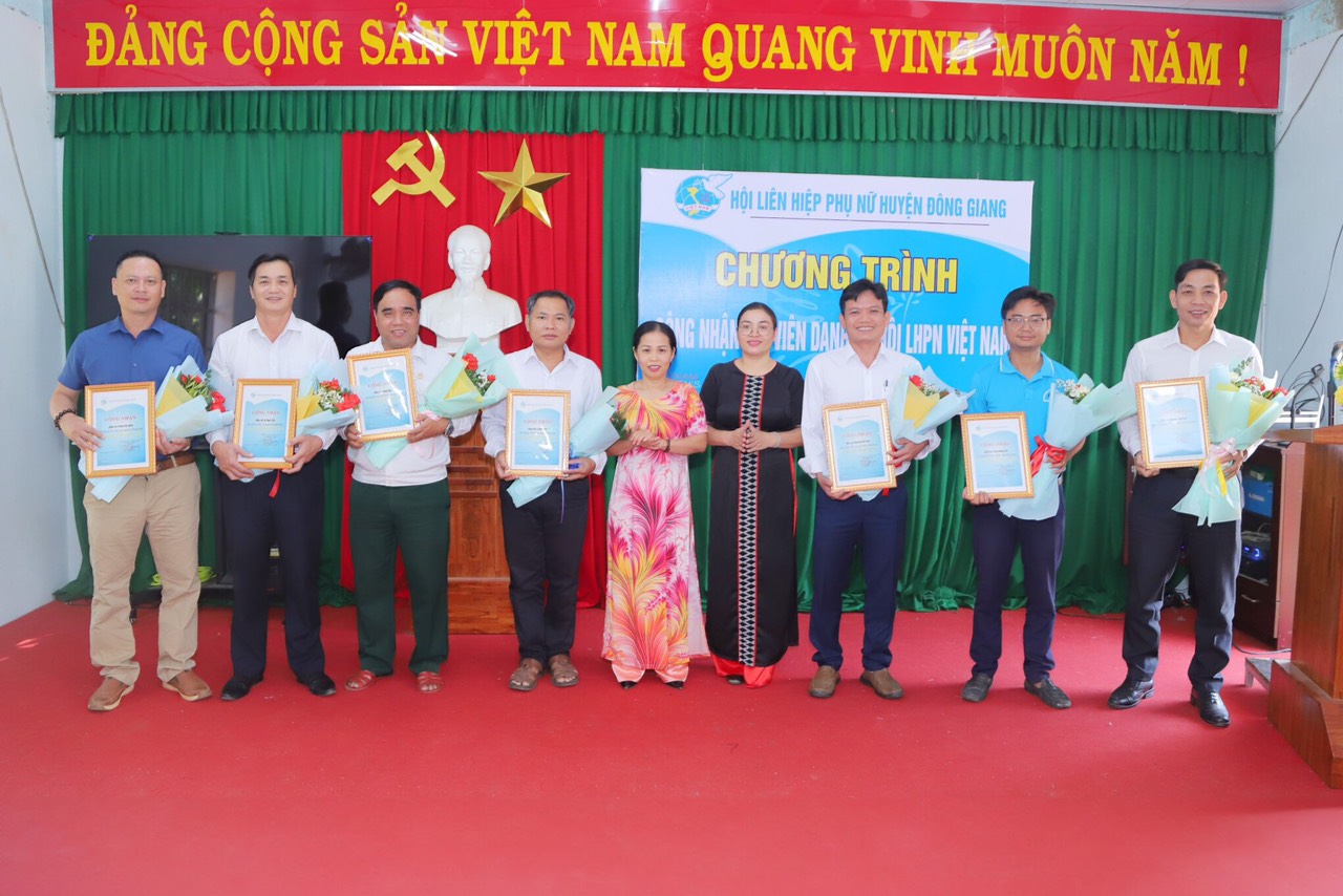 Hội Liên hiệp phụ nữ Đông Giang công nhận 07 nam giới là hội viên danh dự Hội Liên hiệp phụ nữ