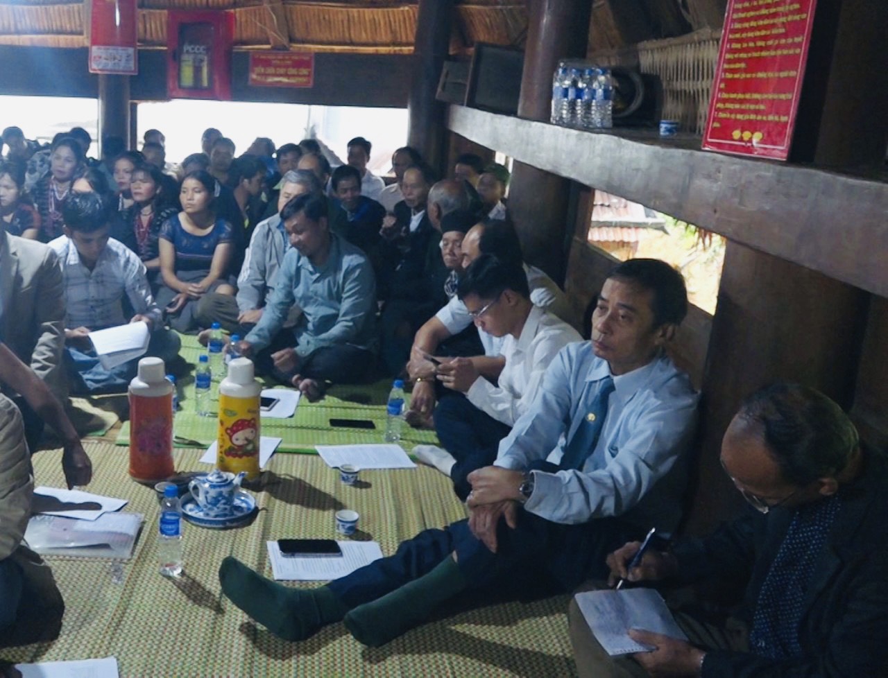 Đồng chí Đỗ Tài, Bí thư Huyện ủy dự ngày hội Đại đoàn kết tại tổ dân phố Adinh, thị trấn Prao
