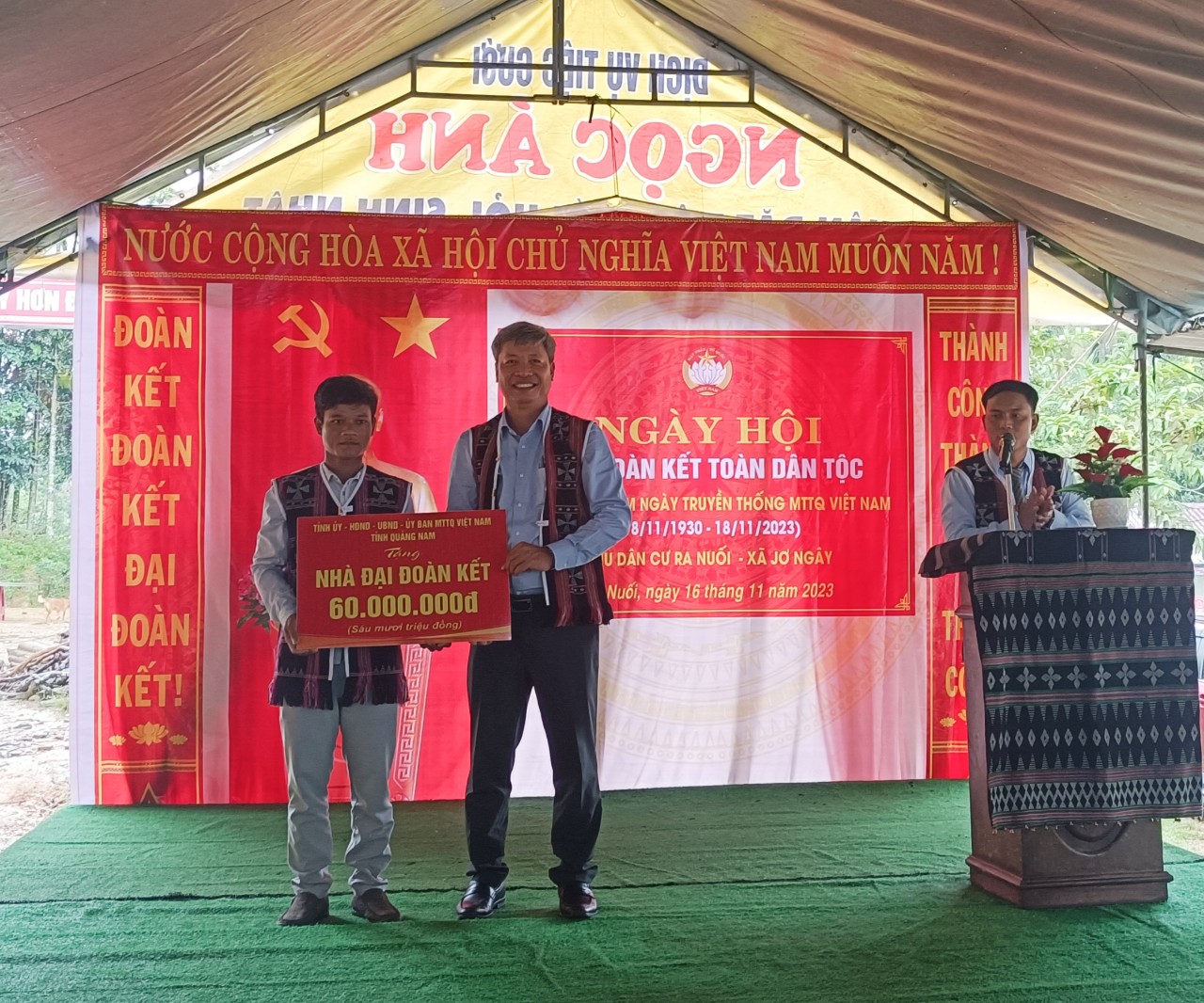 Phó Chủ tịch UBND tỉnh Hồ Quang Bửu chung vui cùng ngày hội đại đoàn kết tại Đông Giang
