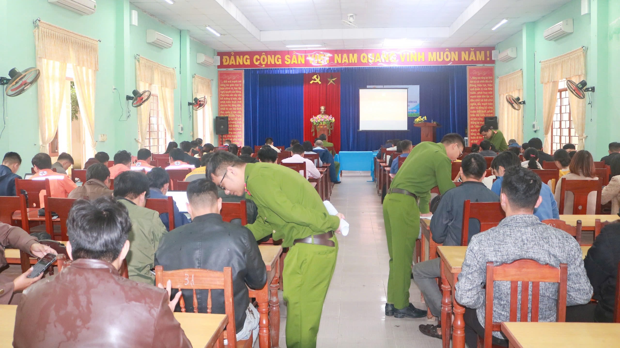 Công an huyện Đông Giang tổ chức huấn luyện nghiệp vụ phòng cháy, chữa cháy cho lực lượng PCCC cơ sở năm 2024