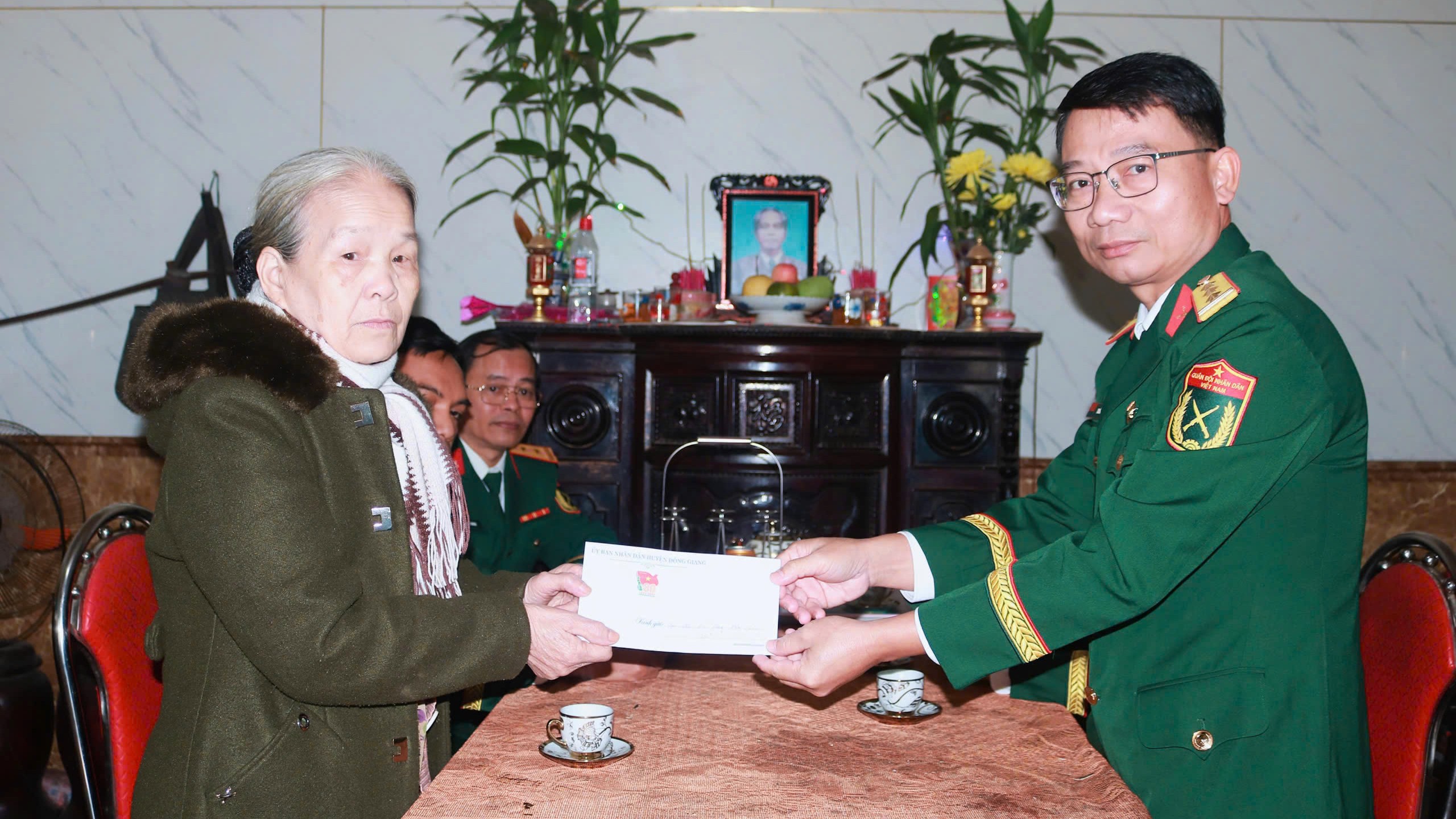 Ban Chỉ huy Quân sự huyện thăm và tặng 30 suất quà cho các gia đình mẹ Việt Nam anh hùng, anh hùng LLVT nhân dân