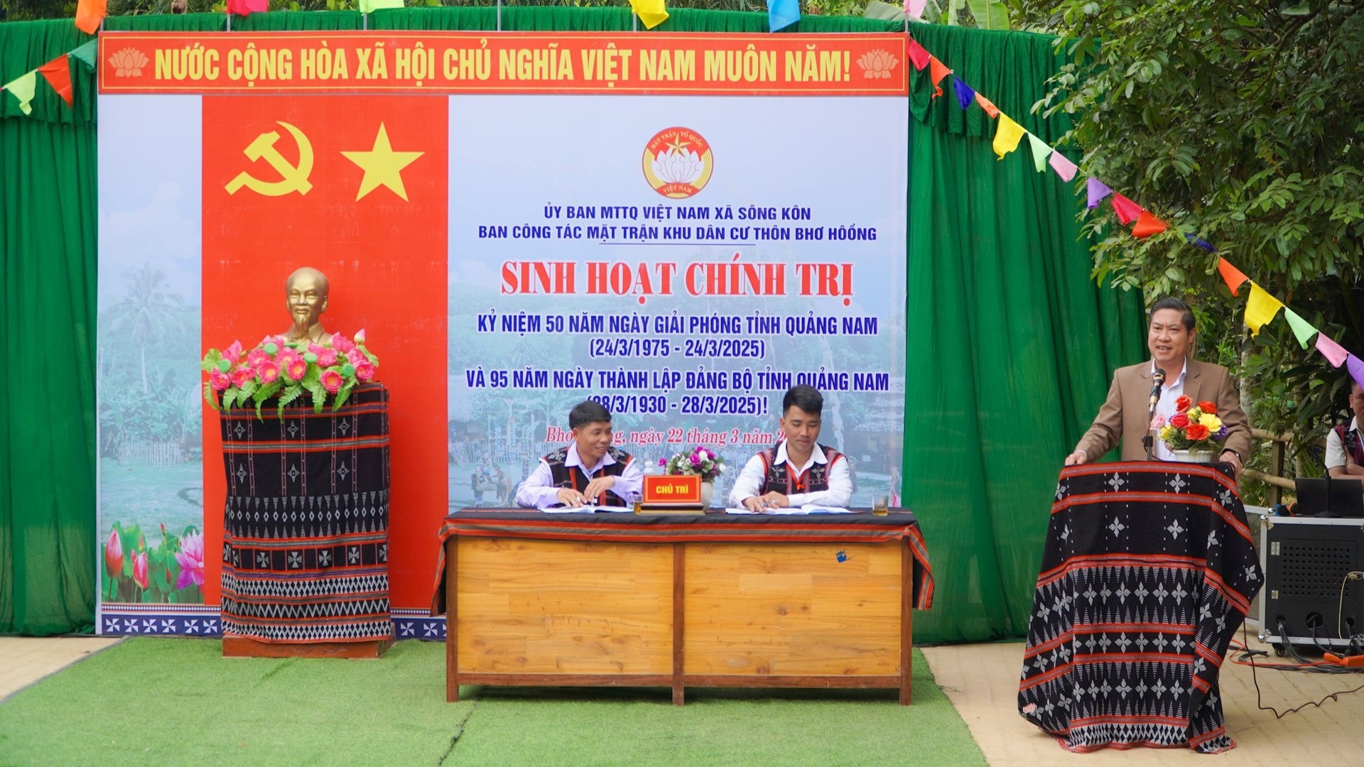 Phó Chủ tịch Thường trực UBND tỉnh - Phan Thái Bình dự sinh hoạt  chính trị tại thôn Bhơ Hôồng xã Sông Kôn