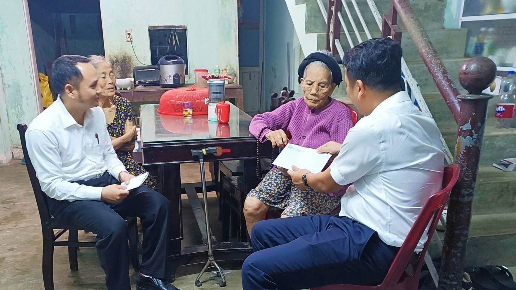 Lãnh đạo huyện thăm, tặng quà các mẹ Việt Nam anh hùng tại thị xã Điện Bàn