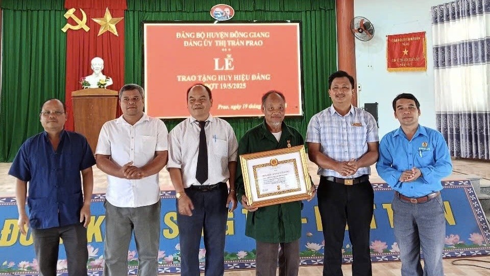 Trao 28 Huy hiệu Đảng cho đảng viên