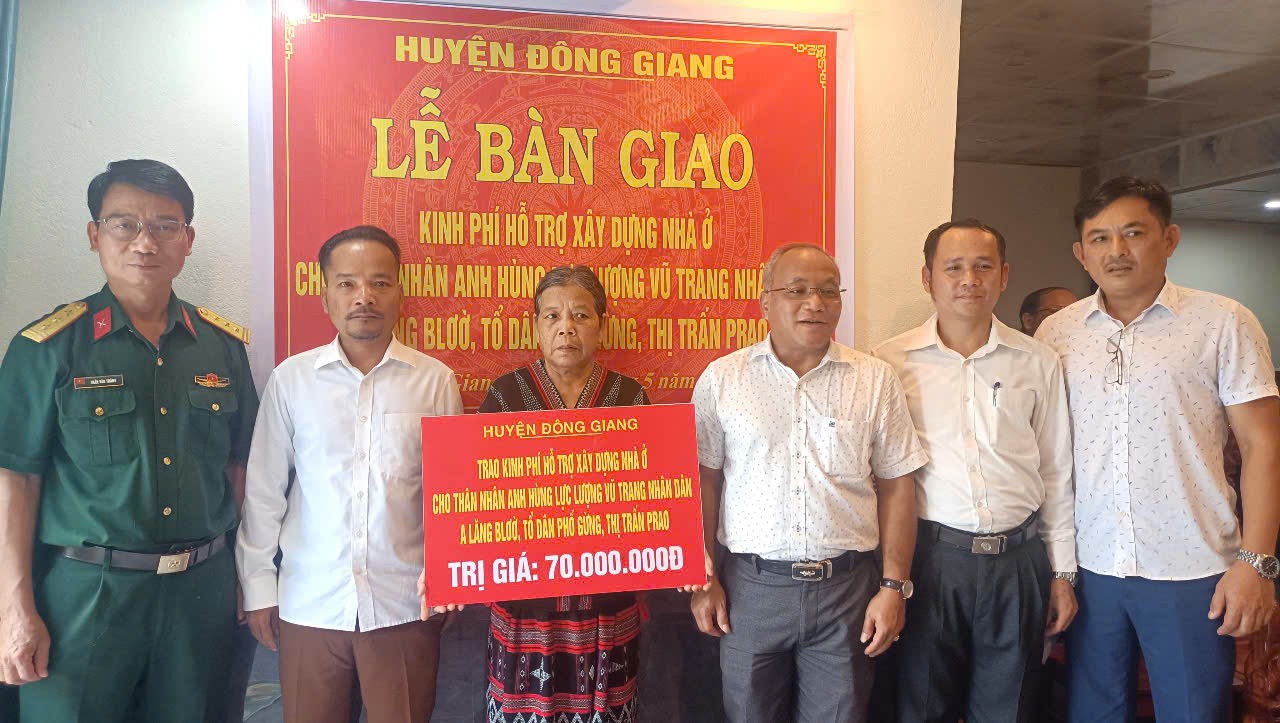 Bàn giao kinh phí xây Nhà tình nghĩa cho thân nhân Anh hùng lực lượng vũ trang nhân dân